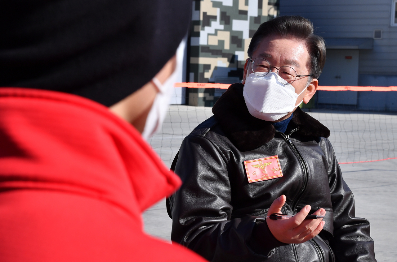 이재명 더불어민주당 대선 후보가 28일 오전 경기도 김포 해병대 항공단 김포파견대를 방문해 장병들과 대화를 하고 있다. [연합]