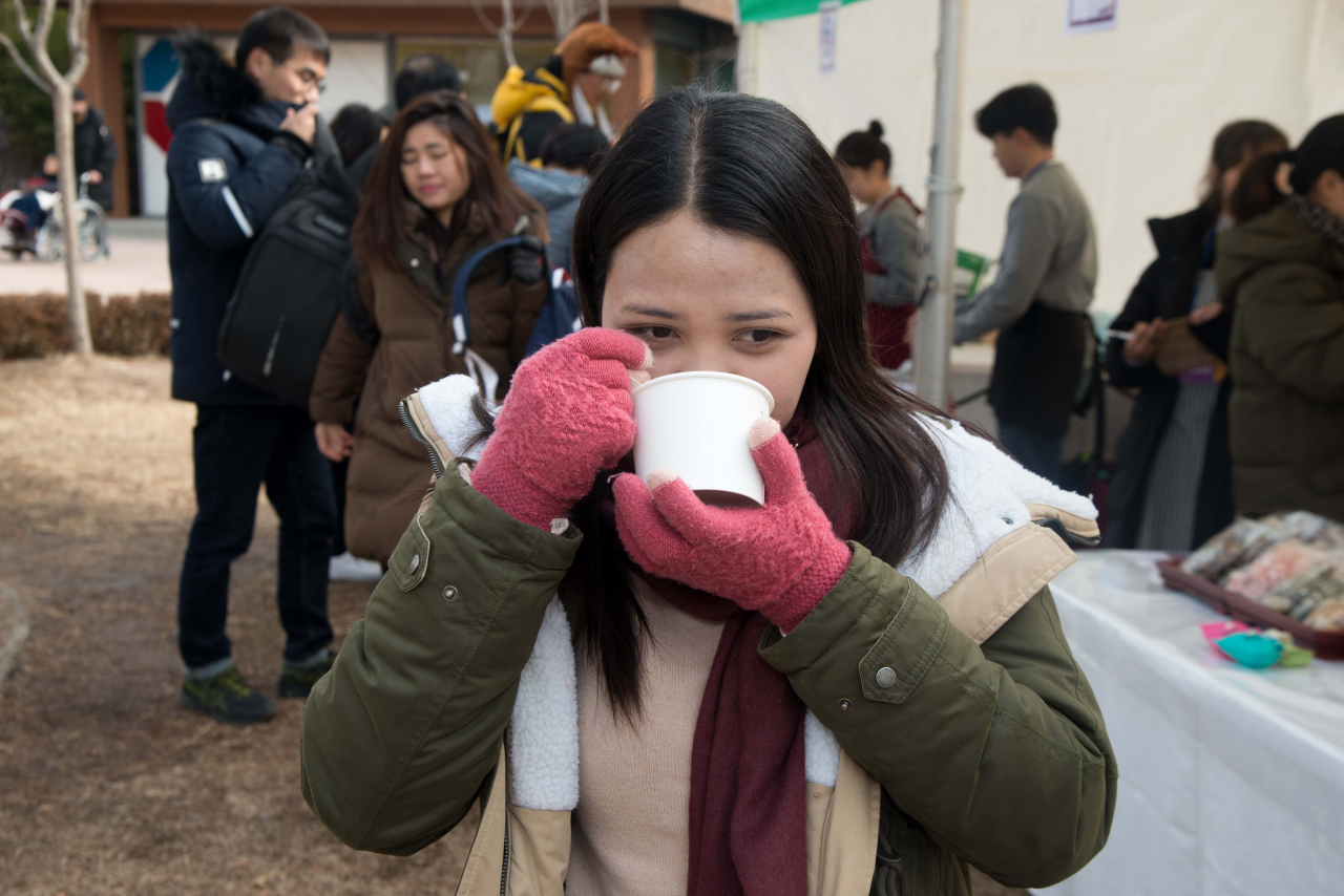 떡국 먹는 주한 외국인