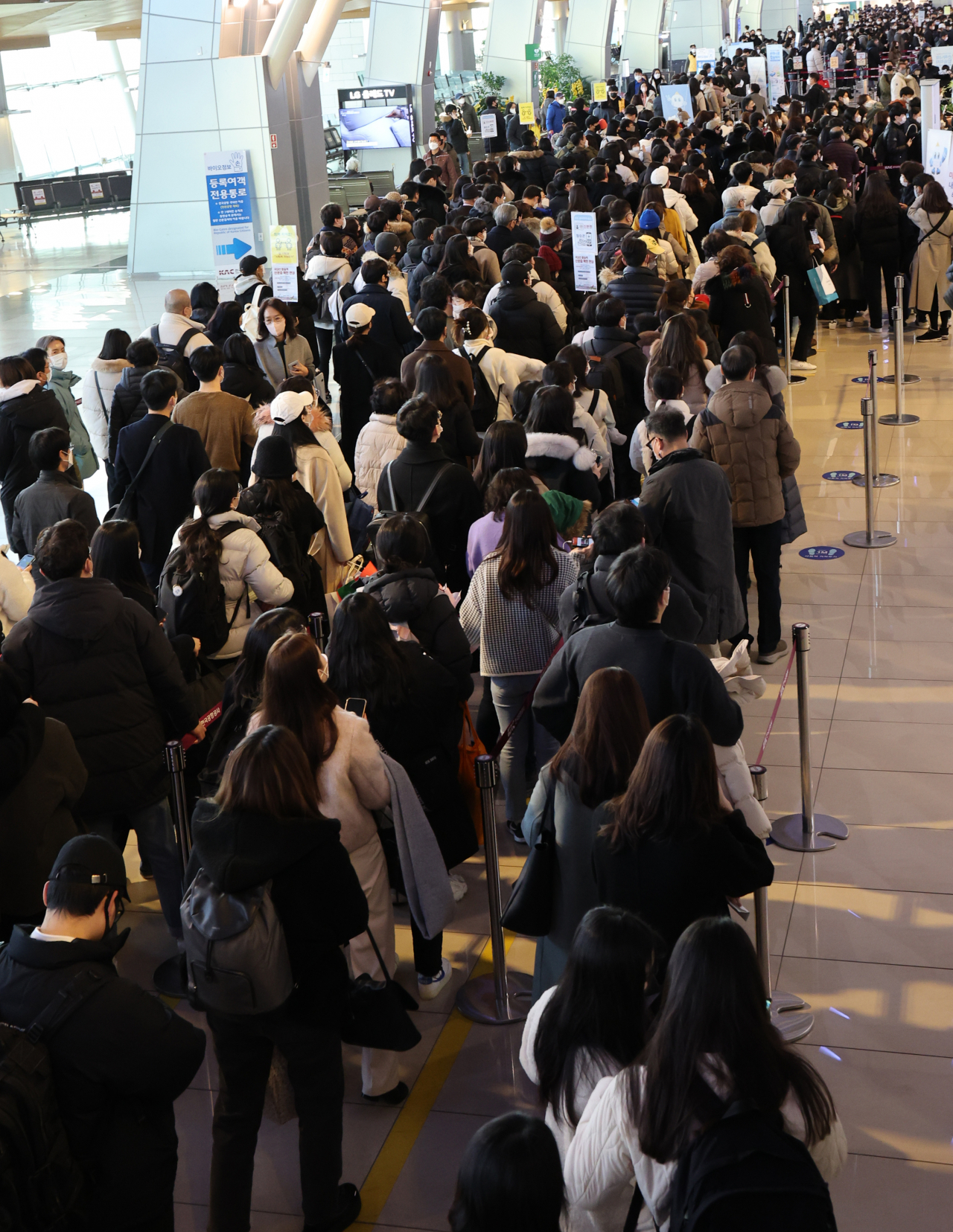 설 연휴 하루 앞둔 지난 28일 오전 김포공항 국내선이 여행객으로 붐비고 있다. [연합]