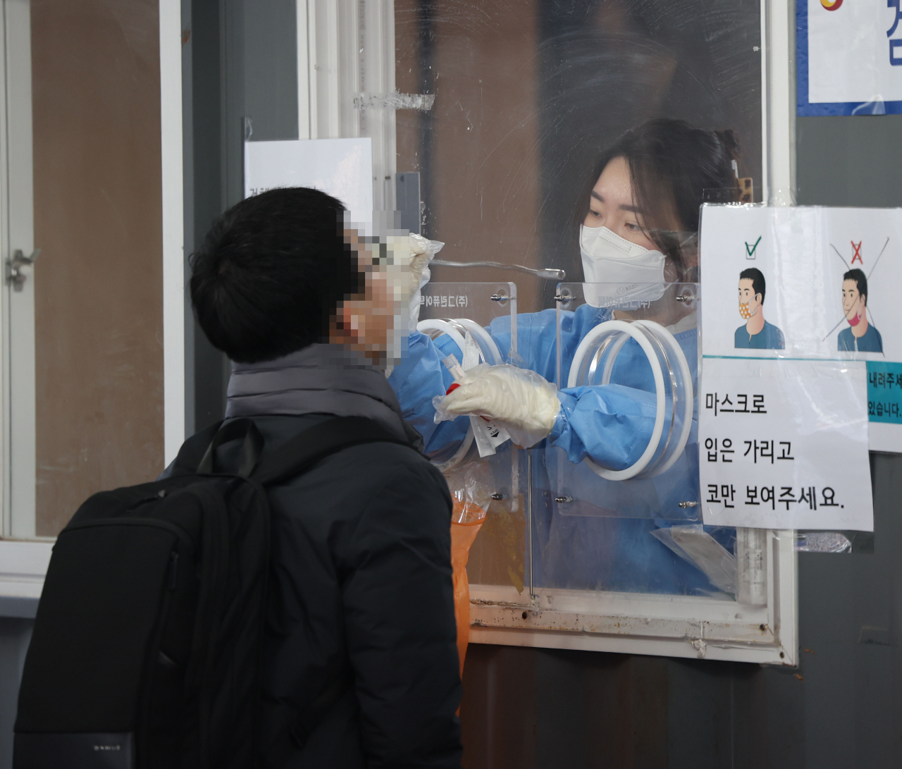지난 28일 오전 서울 중구 서울역광장 신종 코로나바이러스 감염증(코로나19) 선별진료소를 찾은 한 시민이 검사를 받고 있다. [연합]