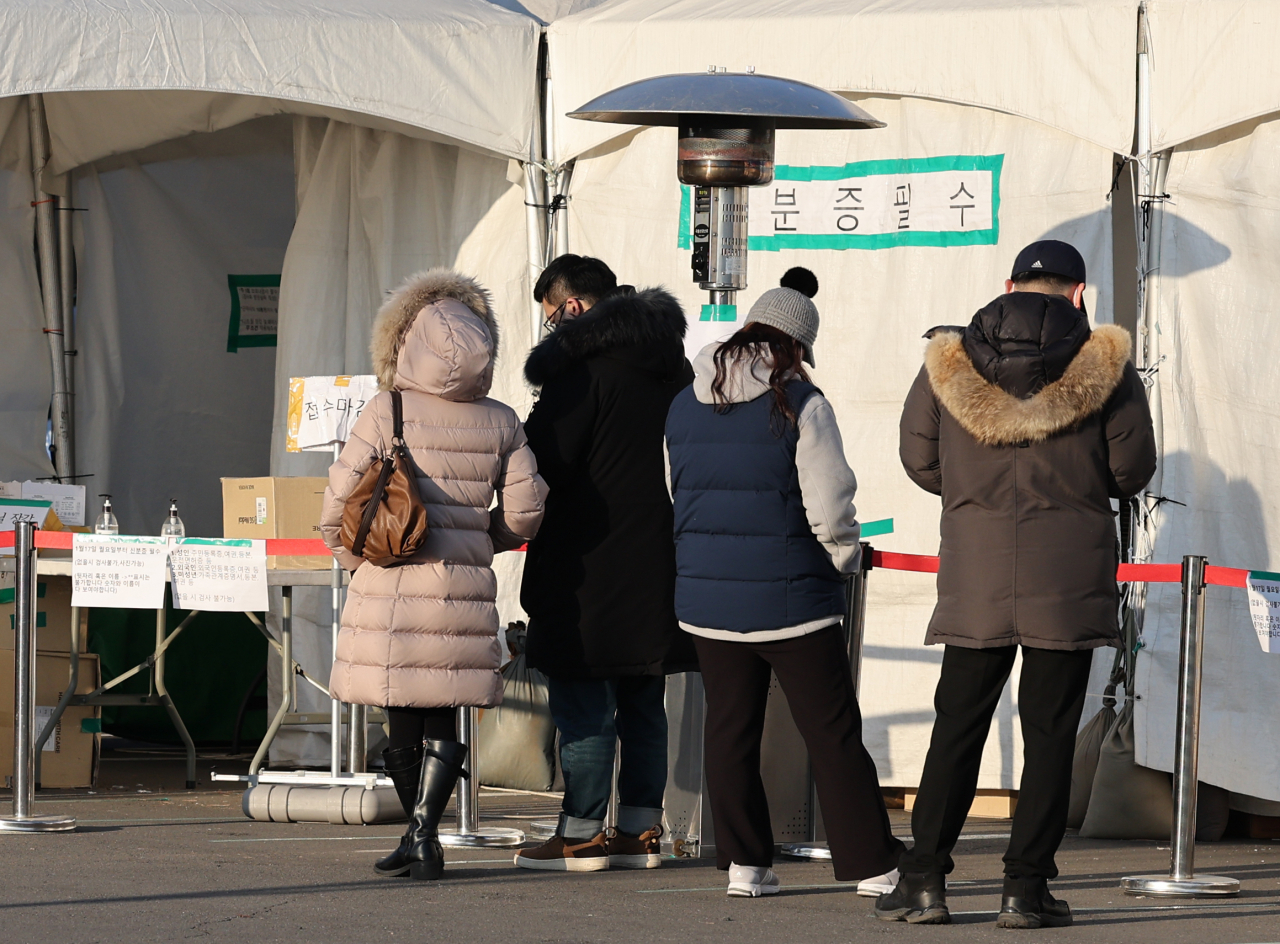 설 연휴를 하루 앞둔 1월 28일 오전 김포공항 선별진료소에서 시민들이 검사 시작을 기다리고 있다. 이날 코로나19 신규 확진자는 1만6096명으로 최대치를 기록했다. [연합]