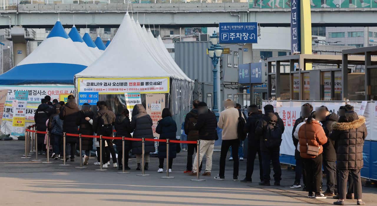 서울 중구 서울역 광장 코로나19 임시 선별검사소를 찾은 시민들이 검사를 받기 위해 차례를 기다리고 있다. [연합뉴스]