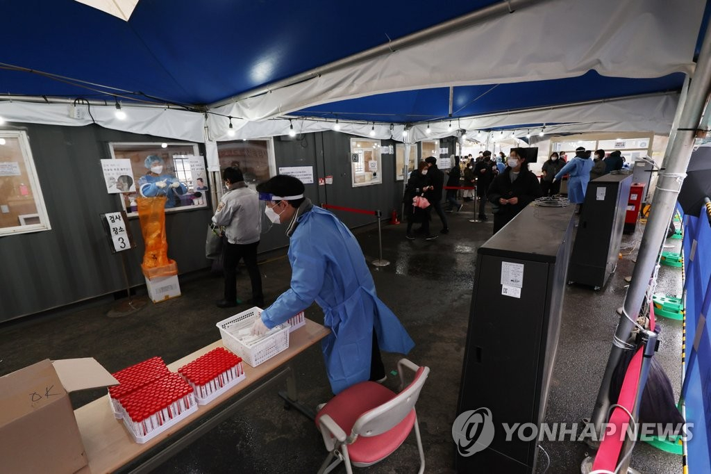 분주한 선별진료소. [연합]
