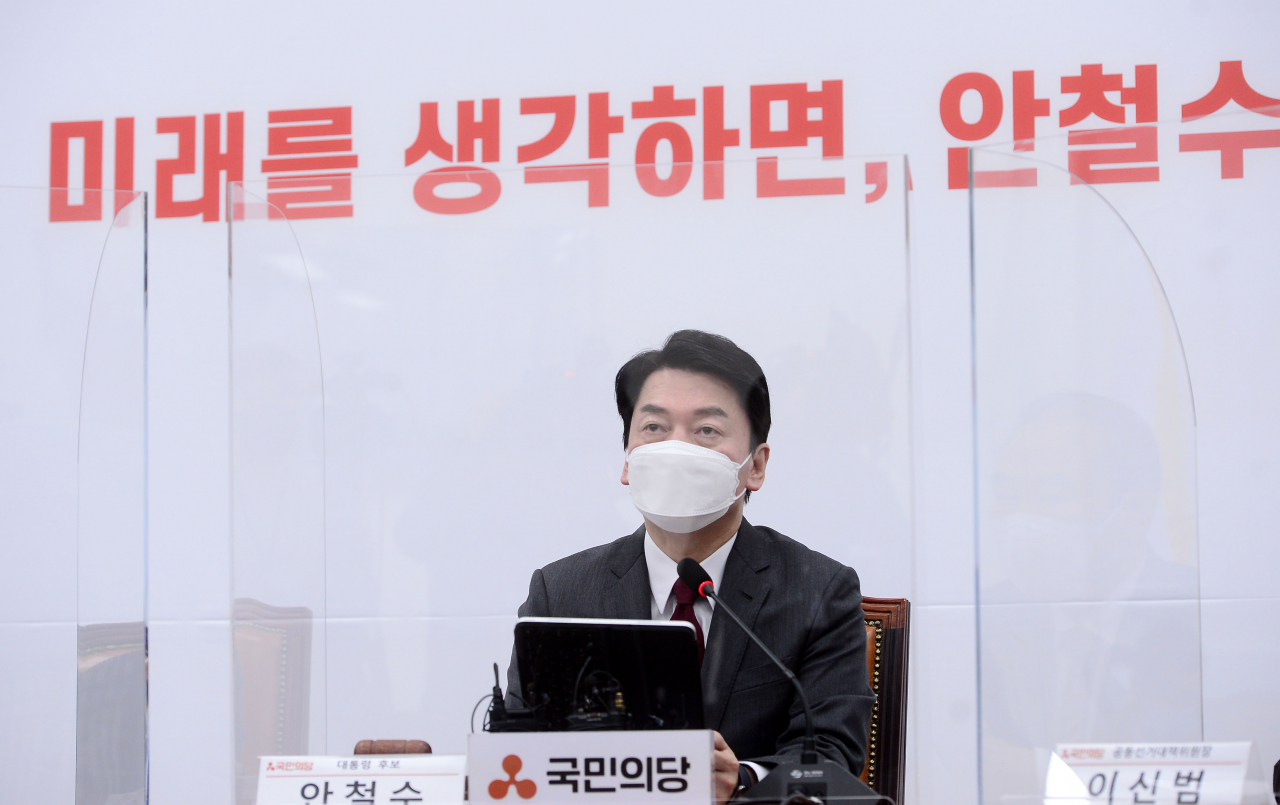 안철수 국민의당 대선후보는 29일 국방개혁 1호 조치로 민간인 국방부 장관을 임명하겠다고 밝혔다. 자료사진. [연합]