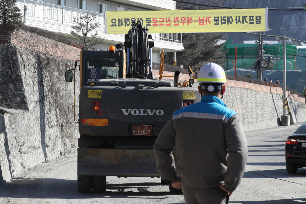 29일 경기도 양주시 은현면 삼표산업 석재 채취장에서 굴삭기가 토사 붕괴사고 현장으로 이동하고 있다. 이날 오전 골재 채취 작업 중 토사가 붕괴해 작업자 3명이 매몰돼 관계 당국이 구조 작업 중이다. [연합뉴스]
