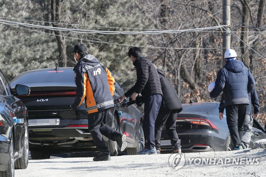 29일 경기도 양주시 은현면 삼표산업 석재 채취장에서 고용노동부 관계자들이 현장으로 이동하고 있다. [연합]