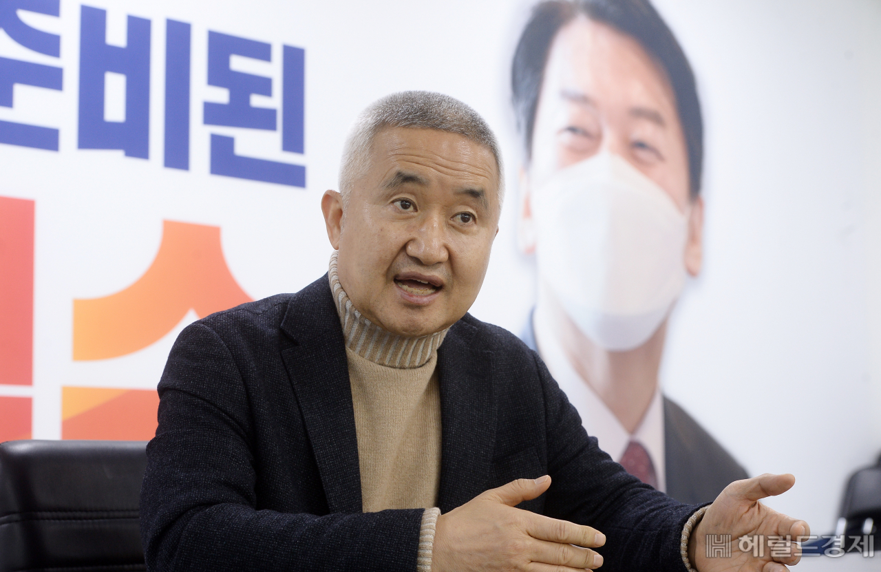 최진석 국민의당 상임선대위원장이 27일 오후 서울 여의도 선대위 사무실에서 본지와 인터뷰하고 있다. 이상섭 기자