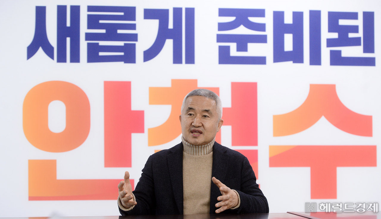 최진석 국민의당 상임선대위원장이 27일 오후 서울 여의도 선대위 사무실에서 본지와 인터뷰하고 있다. 이상섭 기자