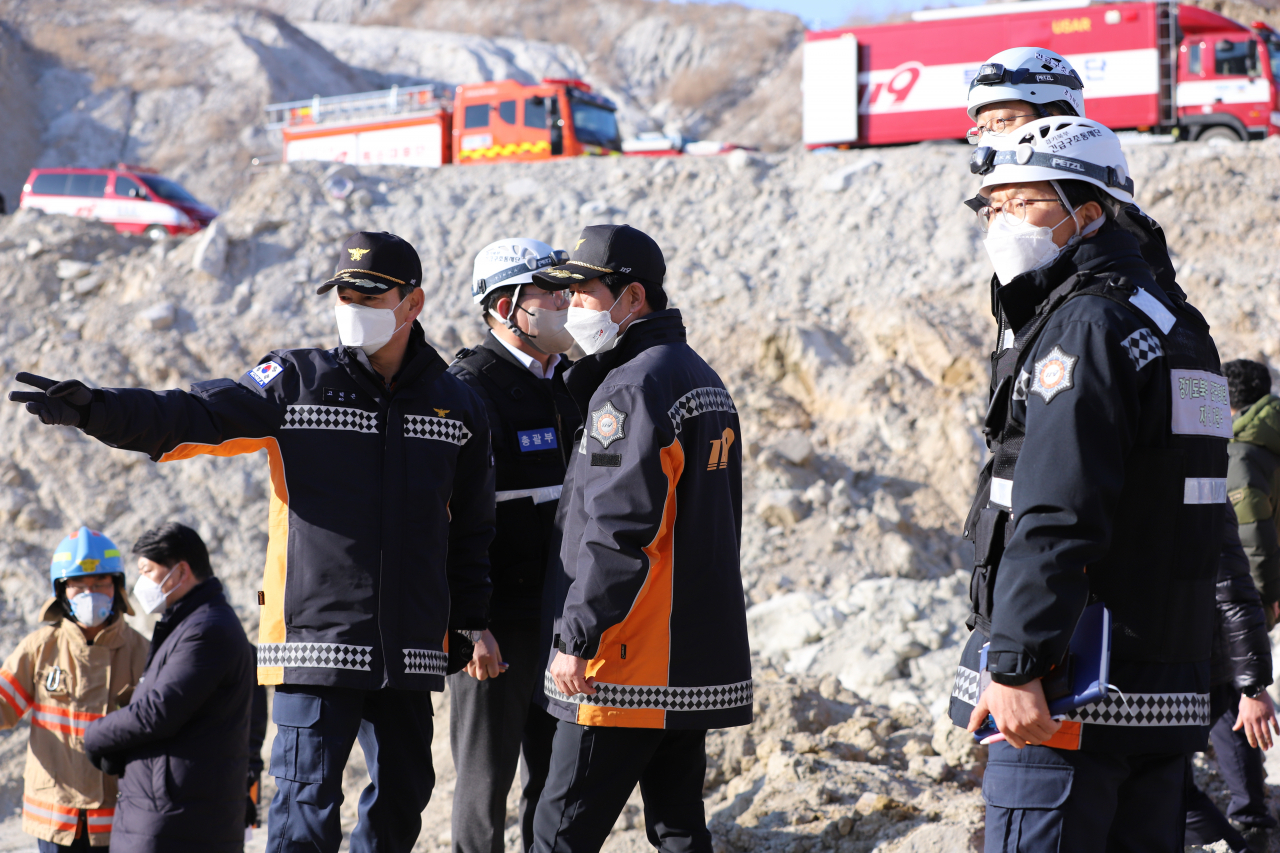 29일 작업자 매몰사고가 발생한 경기 양주시 삼표산업 석재 채취장에서 고덕근 경기도북부소방재난본부장(왼쪽)과 최병일 경기도소방재난본부장(가운데)이 현장 구조 상황을 지휘하고 있다. [연합]