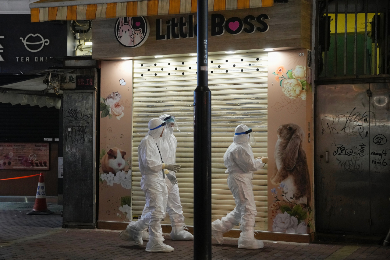 홍콩 어업농업자연보호부(AFCD) 직원들이 18일 햄스터로부터 인간이 신종코로나바이러스감염증(코로나19) 델타 변이에 감염된 것으로 의심되는 사례가 발생한 한 애완동물 가게를 조사하고 있다. 홍콩 당국은 약 2천마리의 햄스터를 안락사 시키기로 결정하고 모든 애완동물 가게와 소유주들에게 안락사를 위해 햄스터를 인계하라고 밝혔다. 이와 함께 햄스터의 수입과 판매를 즉시 중단하라고 명령했다. [연합}