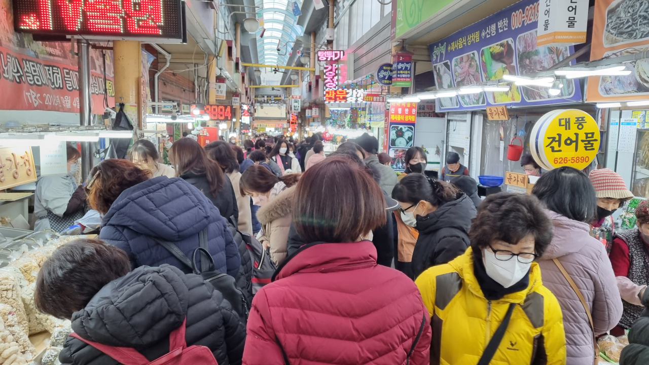 대구 관문시장이 29일 오후 몰려드는 인파로 붐비고 있다.[사진=김병진 기자]