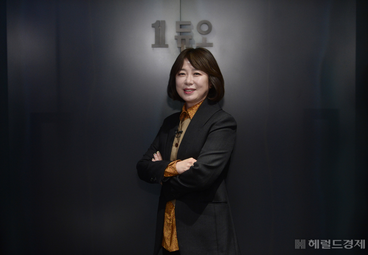 박수경 듀오 CEO는 "데이팅앱 서비스를 눈여겨보면서 고객들이 좋아하는 요소를 결혼정보회사에 도입할 수 있지 않을까 주시하고 있다"며 "실제로 회원으로 가입하면 둘러볼 수 있는 멤버스 사이트 클럽을 만들어 회원용 데이팅 앱처럼 스스로 프로필을 고를 수 있도록 만들었다"고 말했다. 박해묵 기자