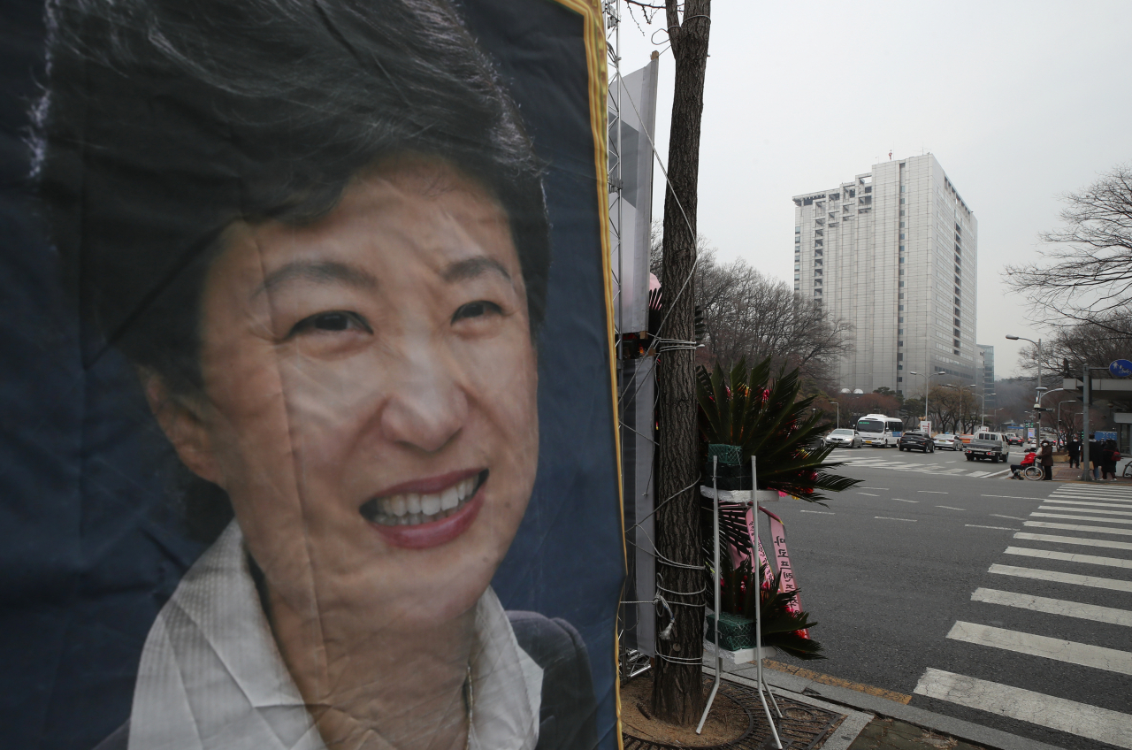 지난달 29일 서울 강남구 일원동 삼성서울병원 앞에 지지자들이 걸어놓은 박근혜 전 대통령 사진 현수막이 보인다. [연합]
