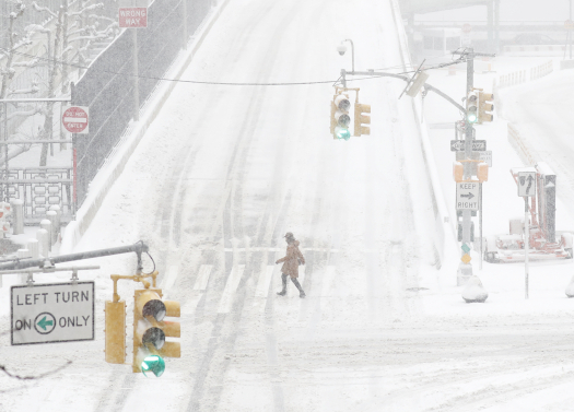 29일(현지시간) 강력한 눈보라급 허리케인 노리스터(Nor'easter)가 미국 동부 해안 지역 10개주를 강타했다. 최소 12인치 이상의 폭설과 시속 56마일 이상의 강풍으로 항공편 결항과 정전 등 피해가 속출했다.[UPI]