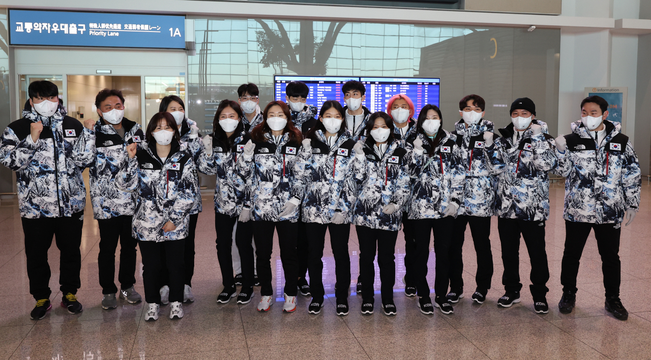 한국 쇼트트랙 대표팀 선수들이 30일 오전 인천국제공항 제2여객터미널에서 출국에 앞서 기념촬영을 하며 파이팅을 외치고 있다. [연합]