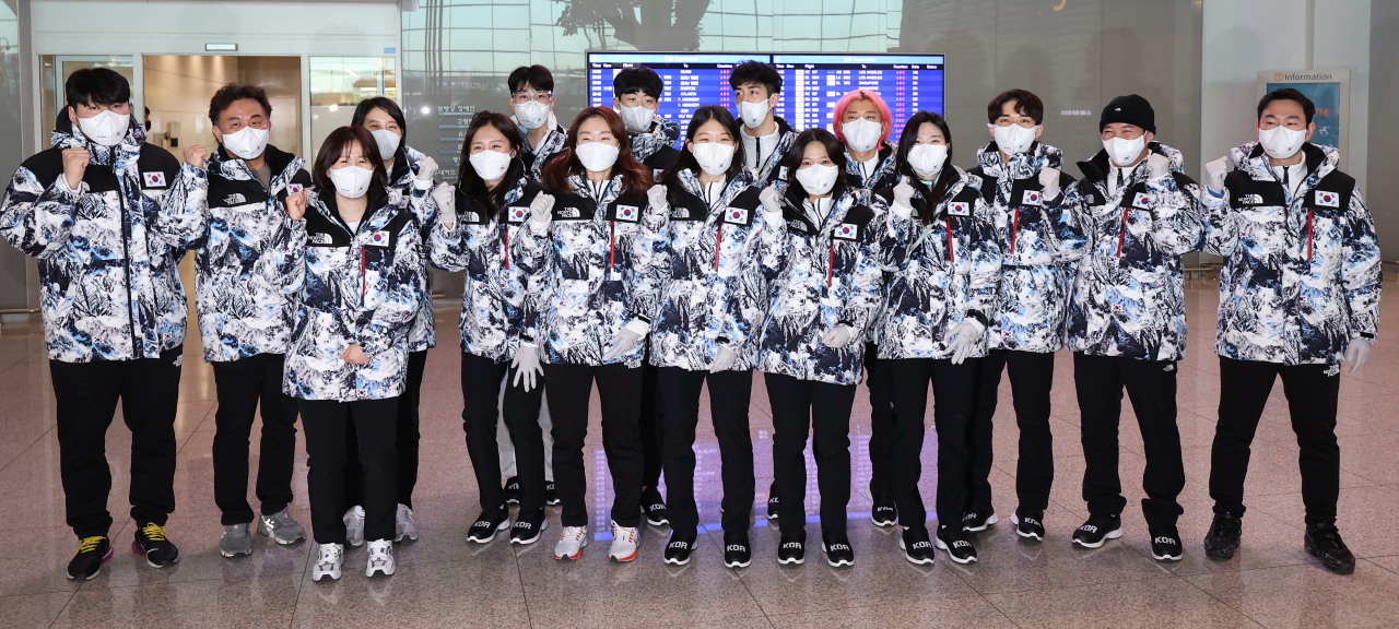 2022 베이징동계올림픽에 출전하는 대한민국 쇼트트랙 대표팀 선수들이 30일 오전 영종도 인천국제공항 제2여객터미널에서 출국에 앞서 기념촬영을 하며 파이팅을 외치고 있다. 연합뉴스