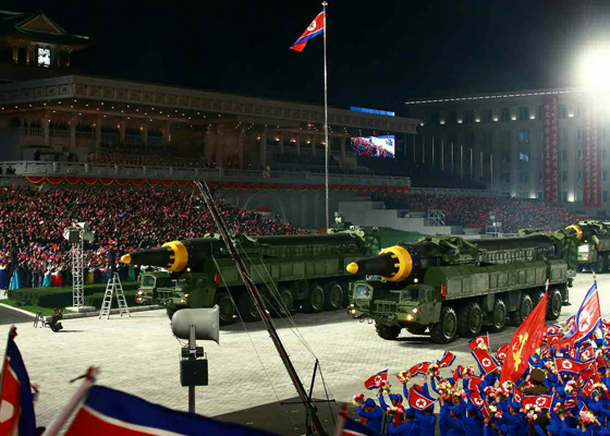 북한은 30일 오전 7시 52분께 자강도 무평리 일대에서 동해상으로 중거리탄도미사일(IRBM) 1발을 발사했다. 북한의 단거리가 아닌 중거리 이상 탄도미사일은 지난 2017년 11월 대륙간탄도미사일(ICBM) 화성-15형 이후 4년 2개월여 만이다. 북한이 2020년 10월 10일 조선노동당 창건 75주년 경축 열병식 때 공개한 IRBM 화성-12형. [헤럴드DB]
