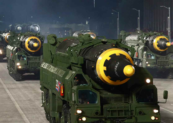 북한은 전날 시험발사한 중거리탄도미사일(IRBM)에 대해 지대지 중장거리탄도미사일 ‘화성-12형’이라고 31일 확인했다. 북한이 2020년 10월 10일 조선노동당 창건 75주년 경축 열병식 때 공개한 화성-12형 자료사진. [헤럴드DB]
