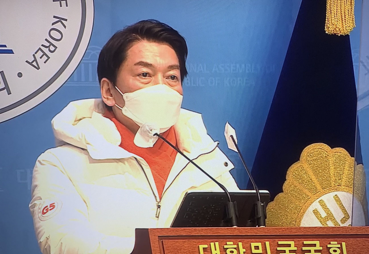 안철수 국민의당 대선 후보가 30일 오후 국회 소통관에서 긴급 기자회견을 열고 “더불어민주당, 국민의힘 두 기득권 정당 후보들의 편법 부당한 양자 담합 토론을 규탄하며 철야농성에 돌입합니다”라고 밝히고 있다. [연합]