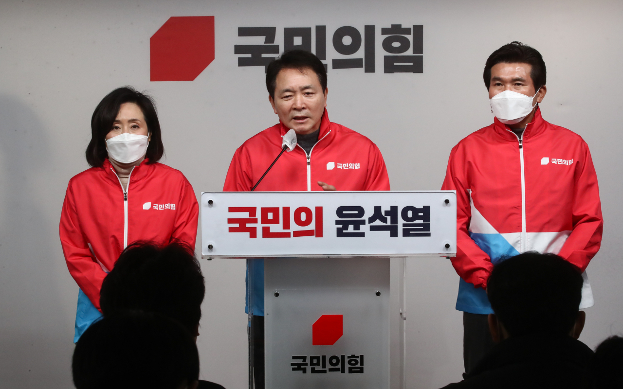 국민의힘 TV토론 협상단 성일종 단장이 지난 27일 서울 여의도 국민의힘 중앙당사에서 대선 후보 TV토론 협상 관련 기자회견을 하고 있다. 왼쪽부터 전주혜 의원, 성일종 단장, 황상무 특보. [연합]
