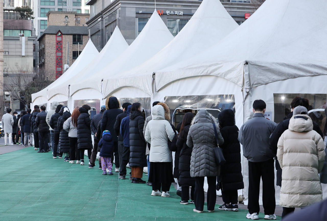 신종 코로나바이러스 감염증(코로나19) 오미크론 변이가 확산하면서 30일 국내 신규 확진자 수가 1만7000명대를 기록, 엿새째 역대 최다치를 경신했다. 중앙방역대책본부는 이날 0시 기준으로 신규 확진자가 1만7532명 늘어 누적 82만8637명이라고 밝혔다. 사진은 이날 오후 서울 송파구 보건소 선별진료소에서 검사를 받기 위해 줄 선 시민들. [연합]