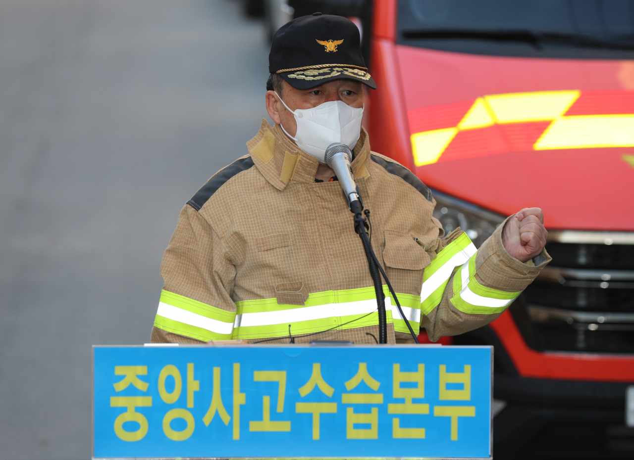 범정부 중앙사고수습본부 이일 소방청 119대응국장이 30일 오후 광주 서구 화정아이파크 붕괴 현장 인근에서 열린 정례브리핑에서 전날 현산 측 작업자들만 현장에 남아 작업한 경위를 해명하고 있다. [연합]