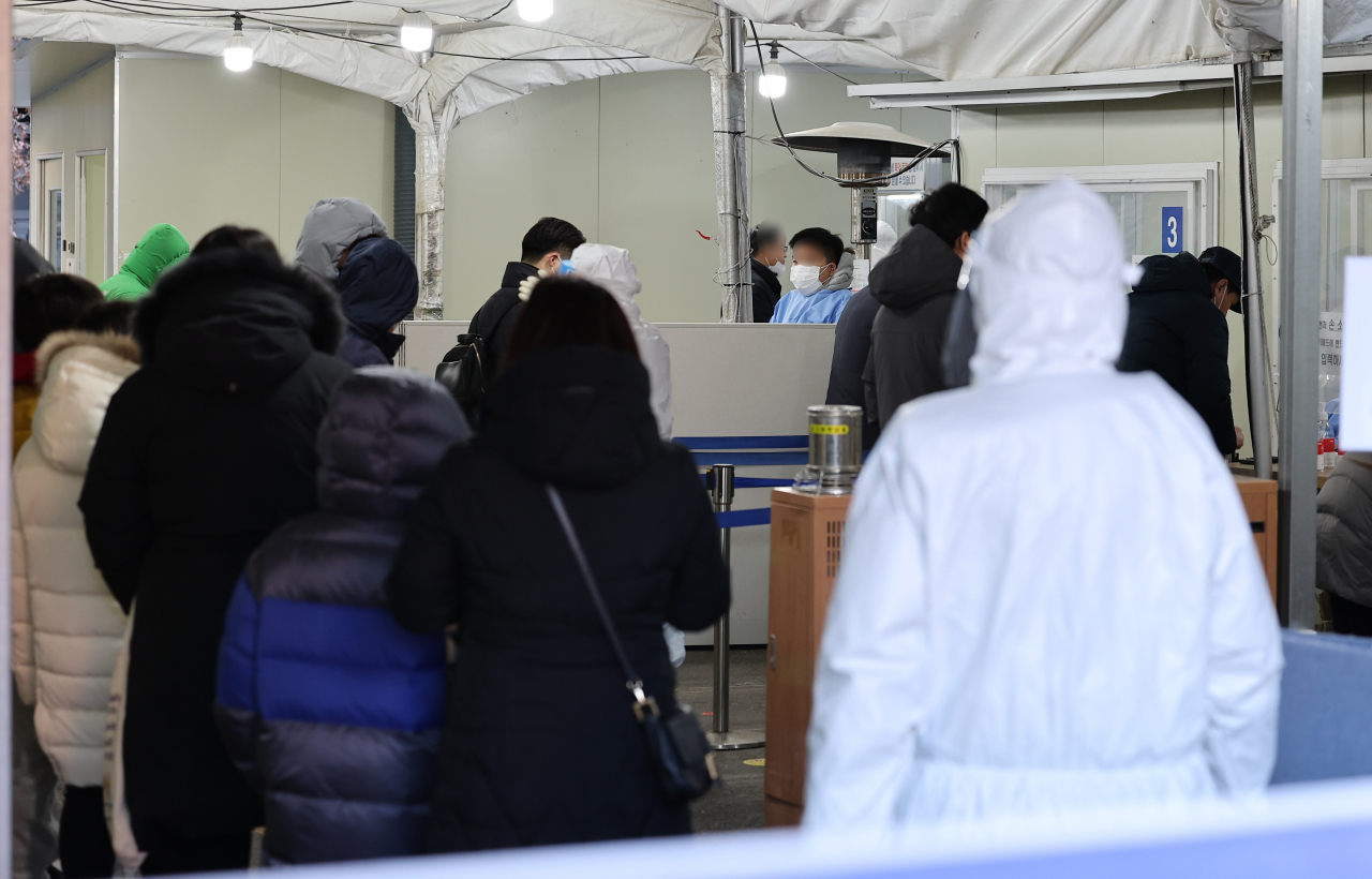 신종 코로나바이러스 감염증(코로나19) 오미크론 변이가 확산하면서 30일 국내 신규 확진자 수가 1만7000명대를 기록, 엿새째 역대 최다치를 경신했다. 중앙방역대책본부는 이날 0시 기준으로 신규 확진자가 1만7532명 늘어 누적 82만8천637명이라고 밝혔다. 사진은 이날 오후 서울 송파구 보건소 선별진료소에서 검사를 받기 위해 줄 선 시민들. [연합]