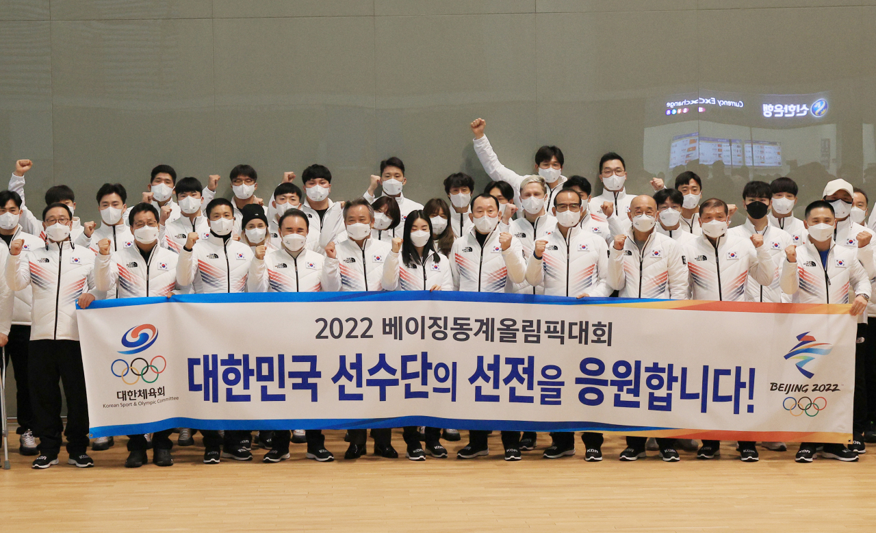 2022 베이징 동계올림픽에 출전하는 대한민국 선수단 본진이 31일 오전 인천국제공항 제2여객터미널 출국장에서 중국 베이징으로 향하기 앞서 기념촬영을 하고 있다. [연합]