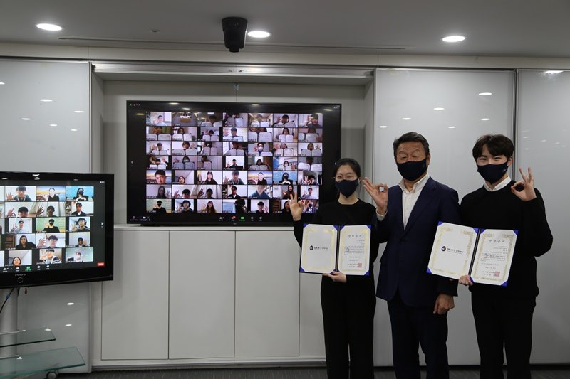 OK금융그룹 본사 대회의실에서 열린 6기 생활장학생 증서 수여식 및 졸업식 후, 최윤 OK금융그룹 회장(가운데)과 장학생 대표가 기념사진을 촬영하고 있다.[OK금융그룹 제공]