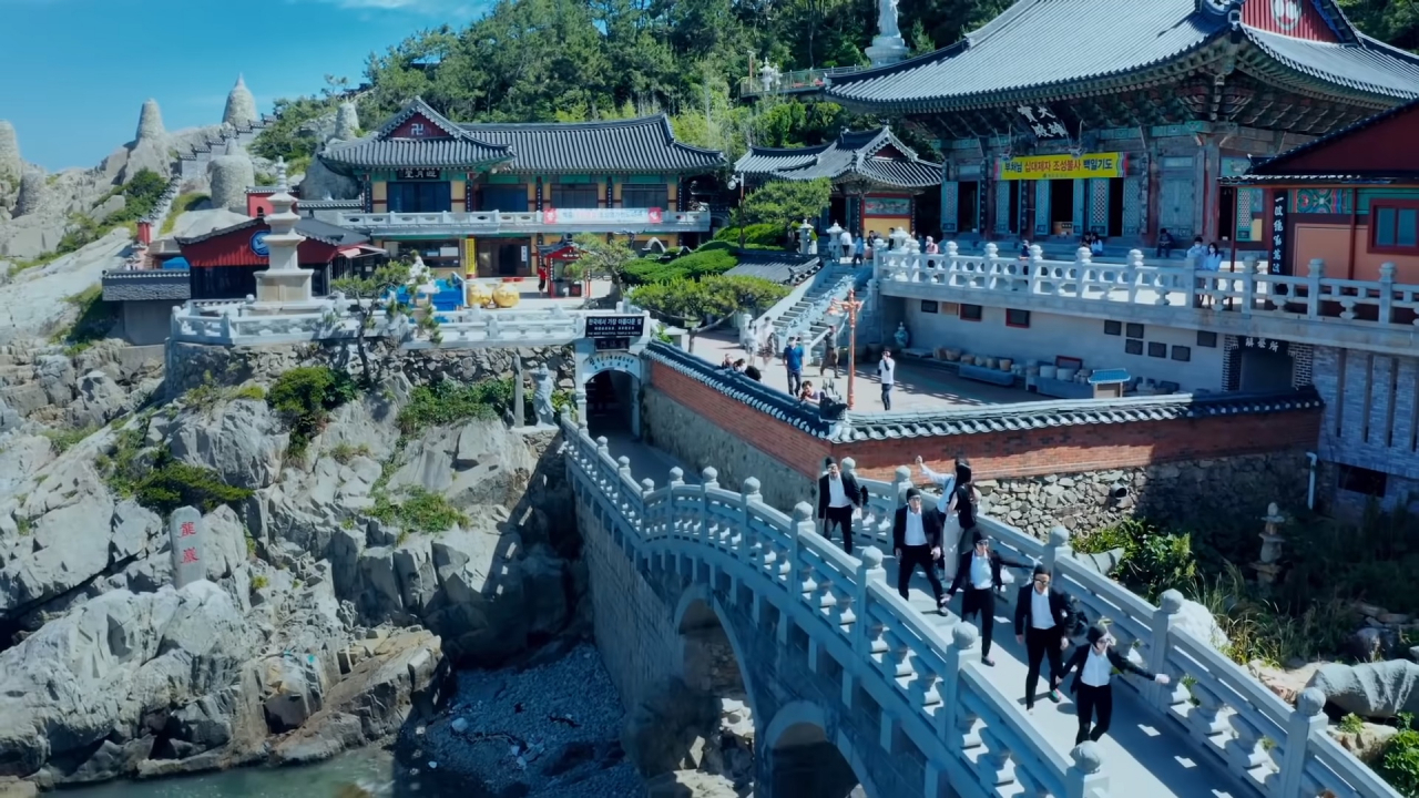 해동용궁사를 배경으로 춤을 추는 앰비규어스 댄스컴퍼니