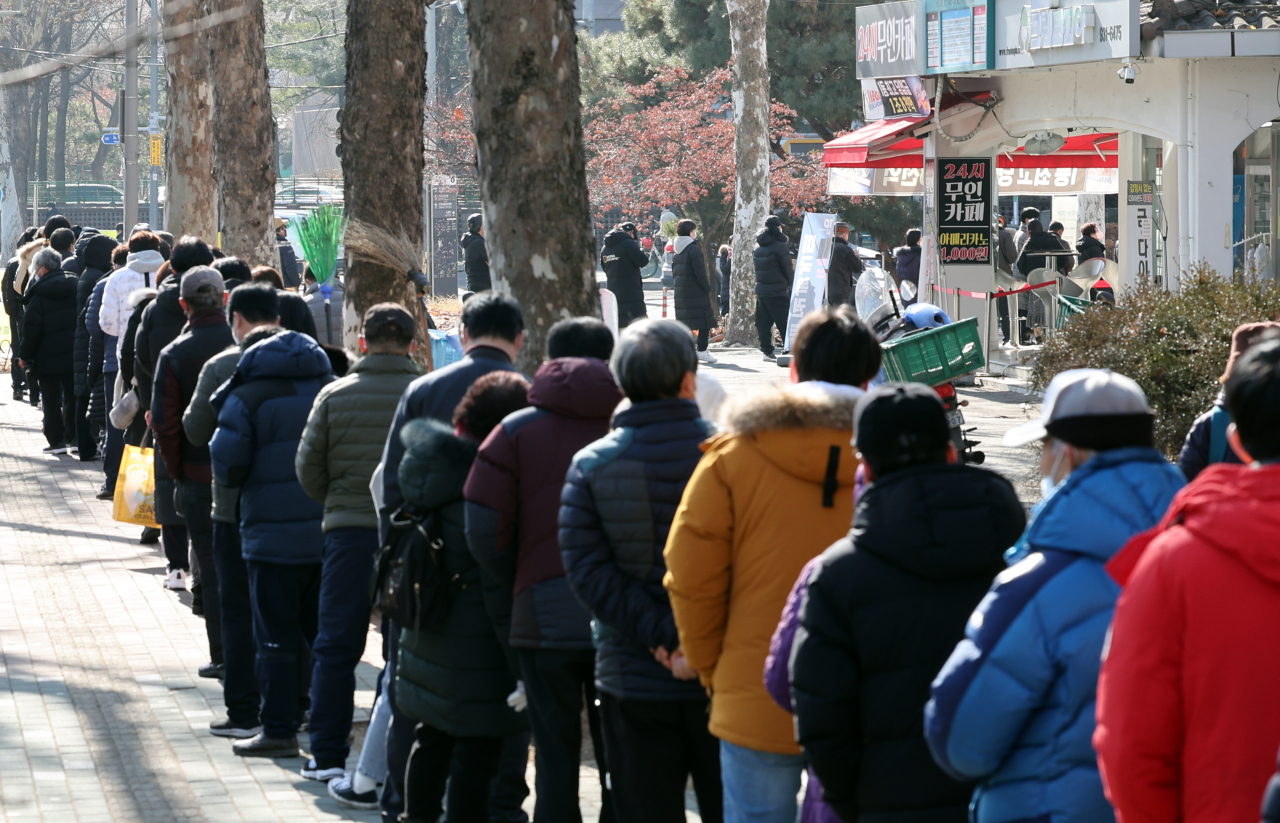 설 연휴를 하루 앞둔 지난 28일 노원구 한 로또 판매점에 시민들이 줄지어 서 있다. [연합]