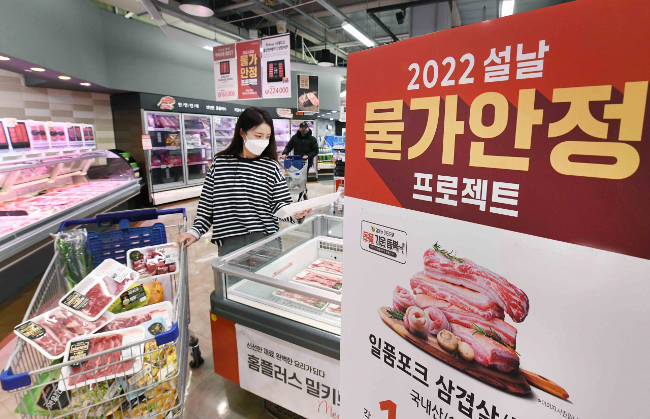 홈플러스가 다음 달 2일까지 '2022 설날 물가안정 프로젝트'를 열고 축산·과일·수산 등 다양한 상품을 할인 판매한다고 27일 밝혔다. 사진은 서울 강서구 등촌동 홈플러스 강서점에서 설날 물가안정 프로젝트 행사 상품을 선보이는 모델. [홈플러스 제공. 재판매 및 DB 금지] 연합뉴스