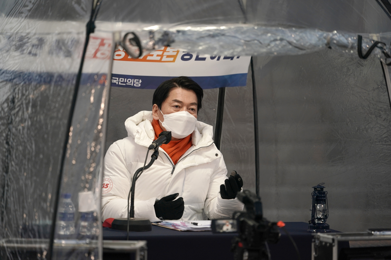 국민의당 안철수 대선 후보가 30일 오후 국회 본관 앞에서 양당 담합토론 규탄 철야농성을 하고 있다. [연합]
