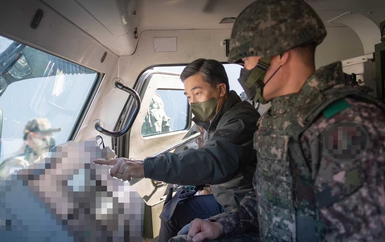 서욱 국방부 장관은 31일 북한의 잇단 미사일 무력시위 속 육군 미사일사령부를 찾아 군사대비태세를 점검하고 유사시 즉각적인 대응이 가능한 실행력 제고를 강조했다. [국방부 제공]