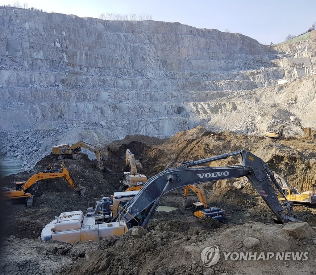 양주 채석장 붕괴·매몰 사고 실종자 3일째 수색. [연합]