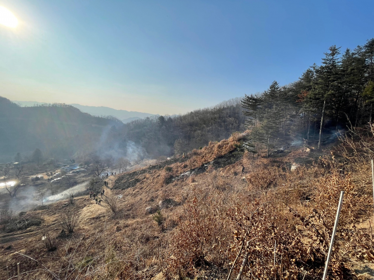 31일 오후 2시 10분경 강원 춘천시 남면 한덕리에서 산불이 난 곳곳에서 연기가 피어오르고 있다. 불은 산림 0.2㏊(2천㎡)를 태우고 2시간여 만에 꺼졌다. [연합]