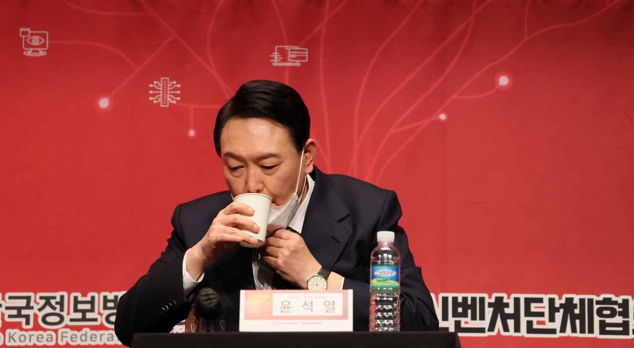국민의힘 윤석열 대선 후보가 28일 서울 마포구 상암동 누리꿈스퀘에서 열린 혁신벤처단체협의회 주최 "차기 대통령의 디지털혁신 방향은?" 벤처·ICT 혁신 전략 토론회에서 물을 마시고 있다. [연합]