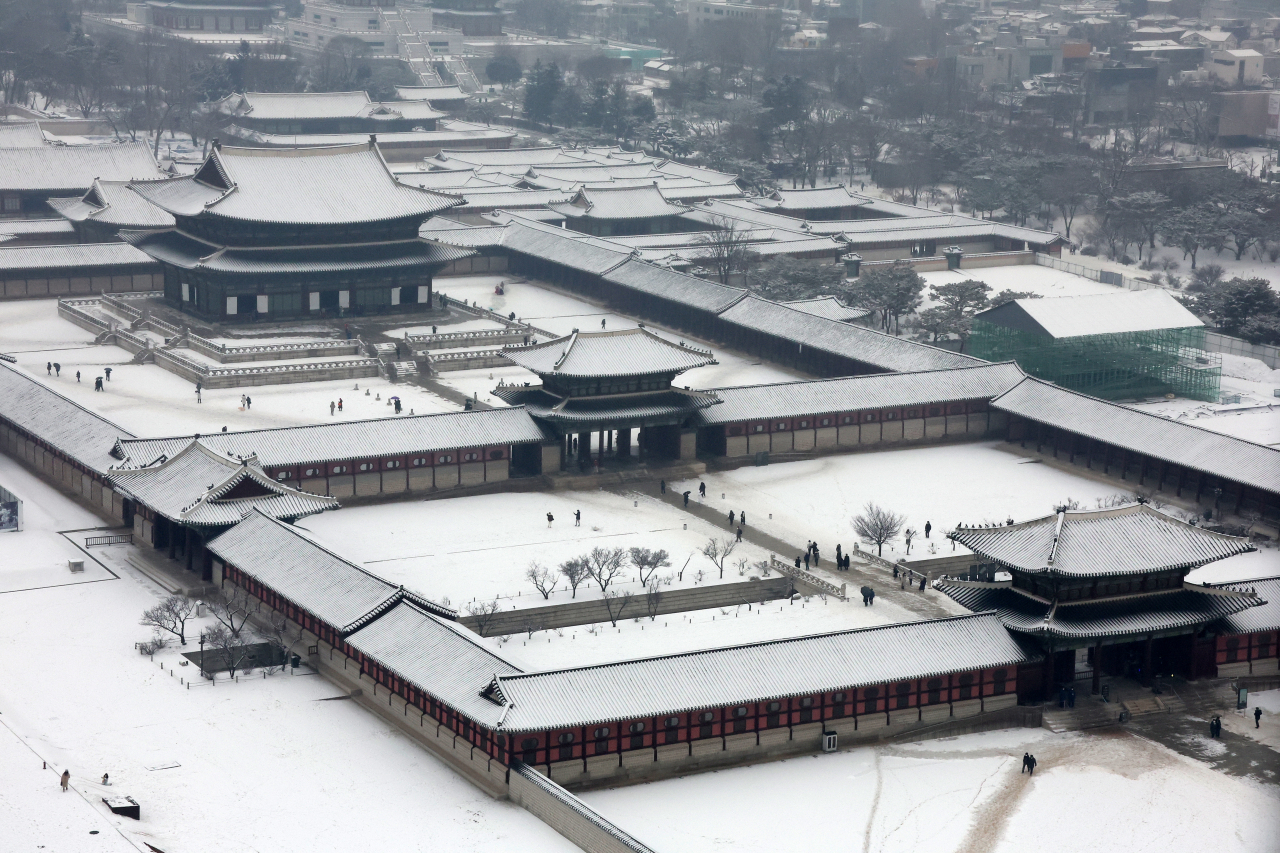 지난 19일 서울을 포함한 수도권에 대설특보가 내려진 가운데 서울 경복궁이 오전에 내린 눈으로 하얗게 변해 있다. [연합]