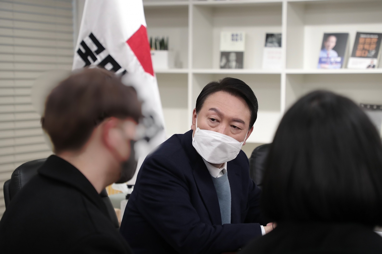 윤석열 국민의힘 대선 후보가 31일 서울 여의도 당사에서 서해 피살 공무원 유가족을 면담하고 있다. [연합]