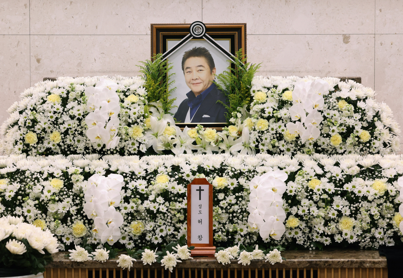 1일 서울 송파구 서울아산병원 장례식장에 장수 예능프로그램 '가족오락관'을 25년간 진행한 MC 허참(본명 이상용)의 빈소가 마련되어 있다. [연합]