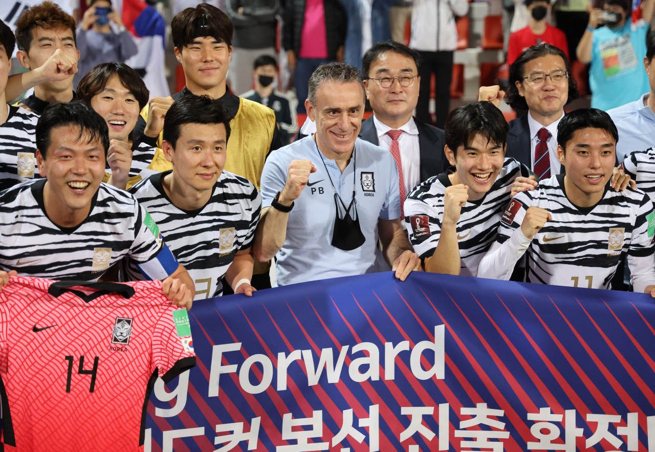 파울루 벤투 감독을 비롯한 한국 축구 대표팀이 10회 연속 및 통산 11번째 월드컵 본선 진출을 확정한 뒤 기뻐하고 있다. [연합]