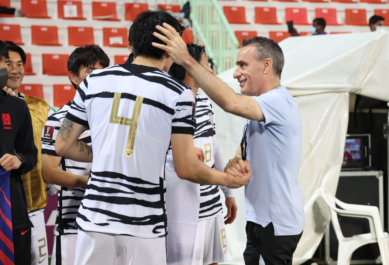 한국 축구 대표팀이 10회 연속 및 통산 11번째 월드컵 본선 진출을 확정한 뒤 벤투 감독과 선수들이 기뻐하고 있다. [연합]