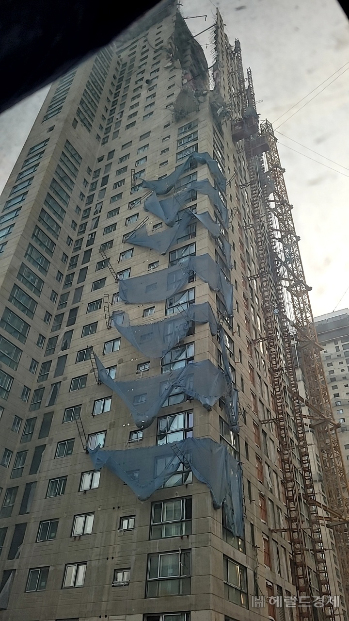 2일 오전 구조작업이 진행중인 현대아이파크 붕괴아파트 상층부에서 콘크리트 낙하물이 떨어졌다. 인근 상인과 주민들은 놀란 가슴을 쓸어내리며 불안감을 호소하고 있다./서인주기자