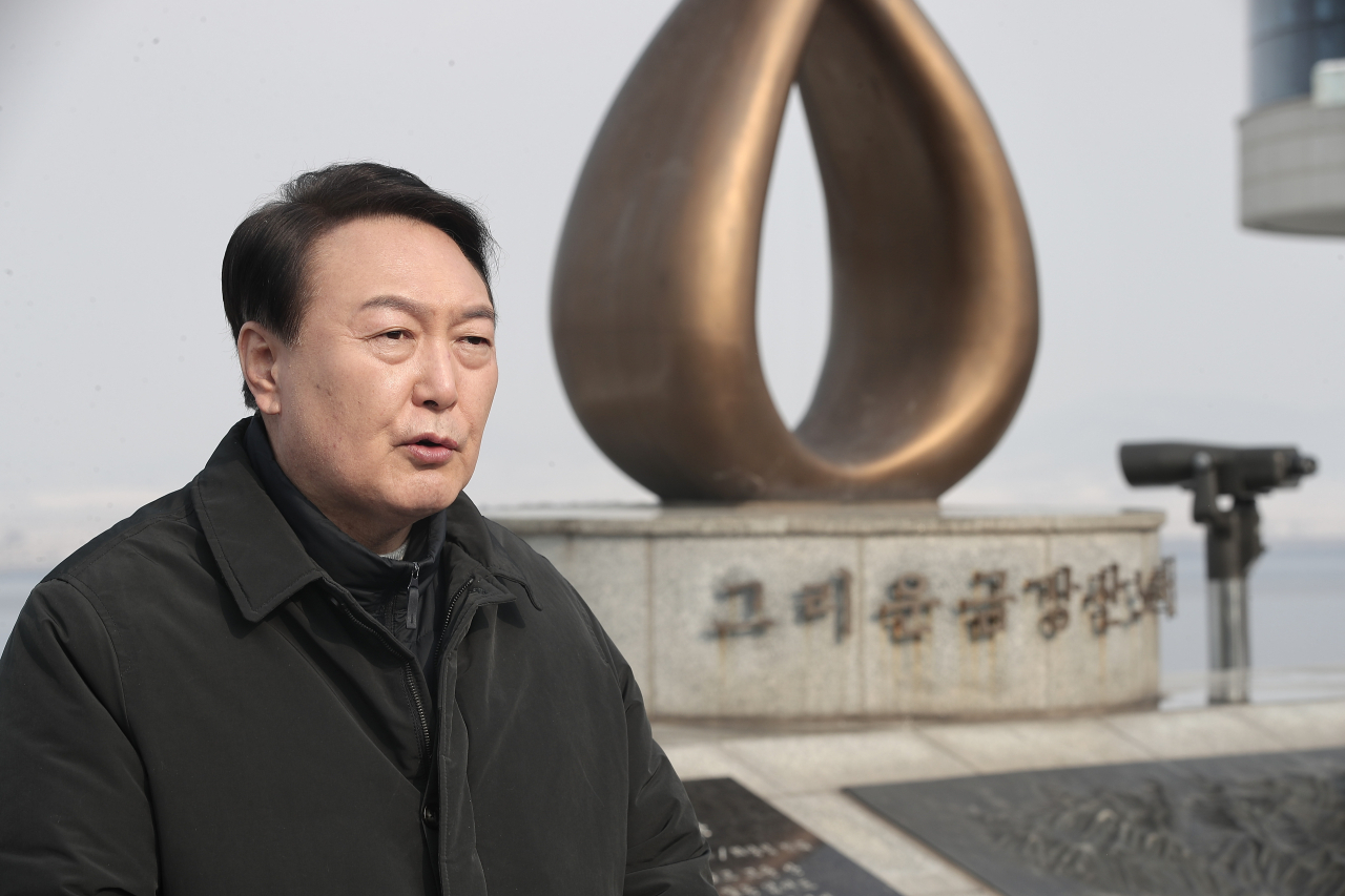 윤석열 국민의힘 대선후보가 설 명절인 1일 인천시 강화군 강화평화전망대를 방문, 발언하고 있다. [연합]