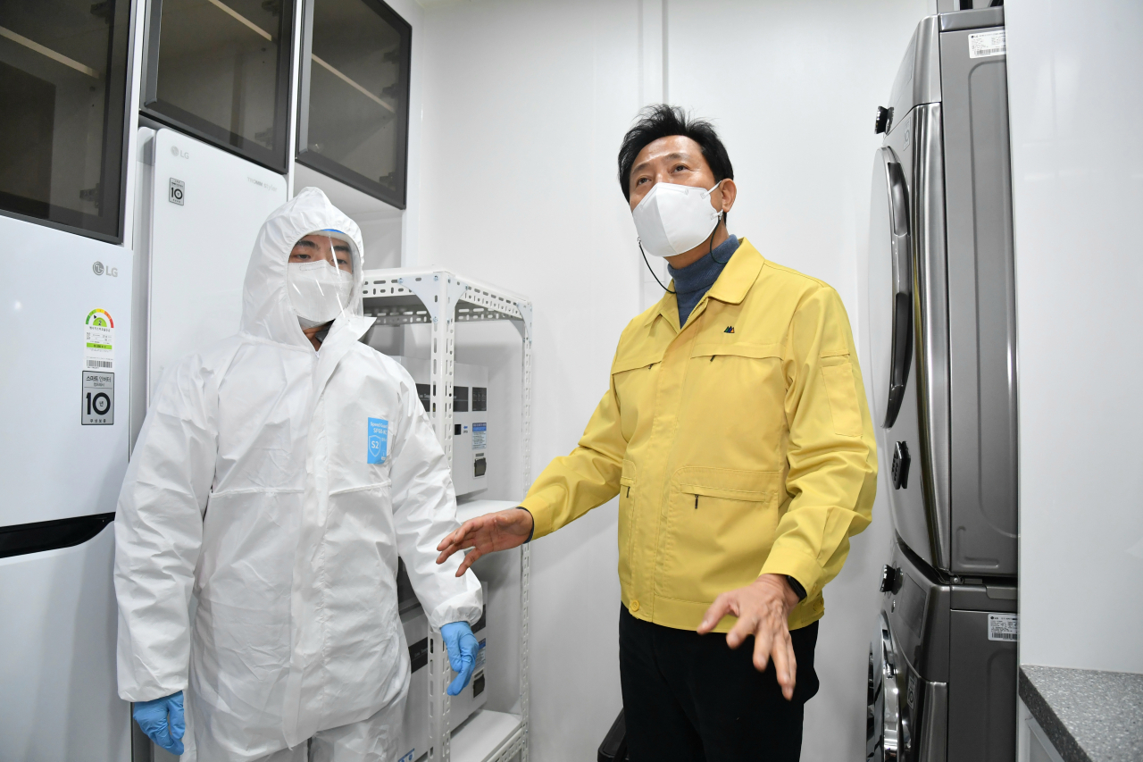 오세훈 서울시장이 설 연휴 기간 방역 현장을 찾아 대응 상황을 점검하고 있다. [서울시 제공]