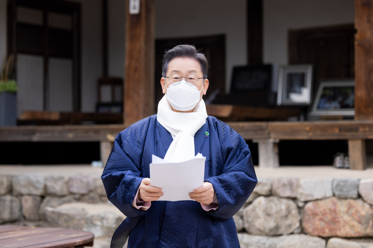 이재명 더불어민주당 대선후보가 설 명절인 1일 경북 안동시 임청각에서 육군사관학교의 안동 이전, 미래형 친환경 자동차부품산업 육성, 글로벌 백신·의료산업 벨트 조성 등을 핵심으로 하는 경북 지역 공약을 발표하고 있다. [연합]