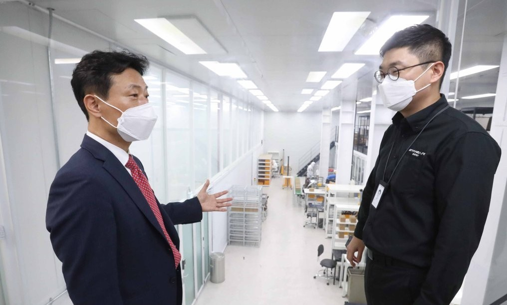 박기영 산업통상자원부 2차관(왼쪽)이 지난해 9월 대전 유성구에 위치한 에너지혁신기업 스탠다드에너지㈜를 방문해 주요 생산시설을 둘러보고 있다. [산업통상자원부 제공]