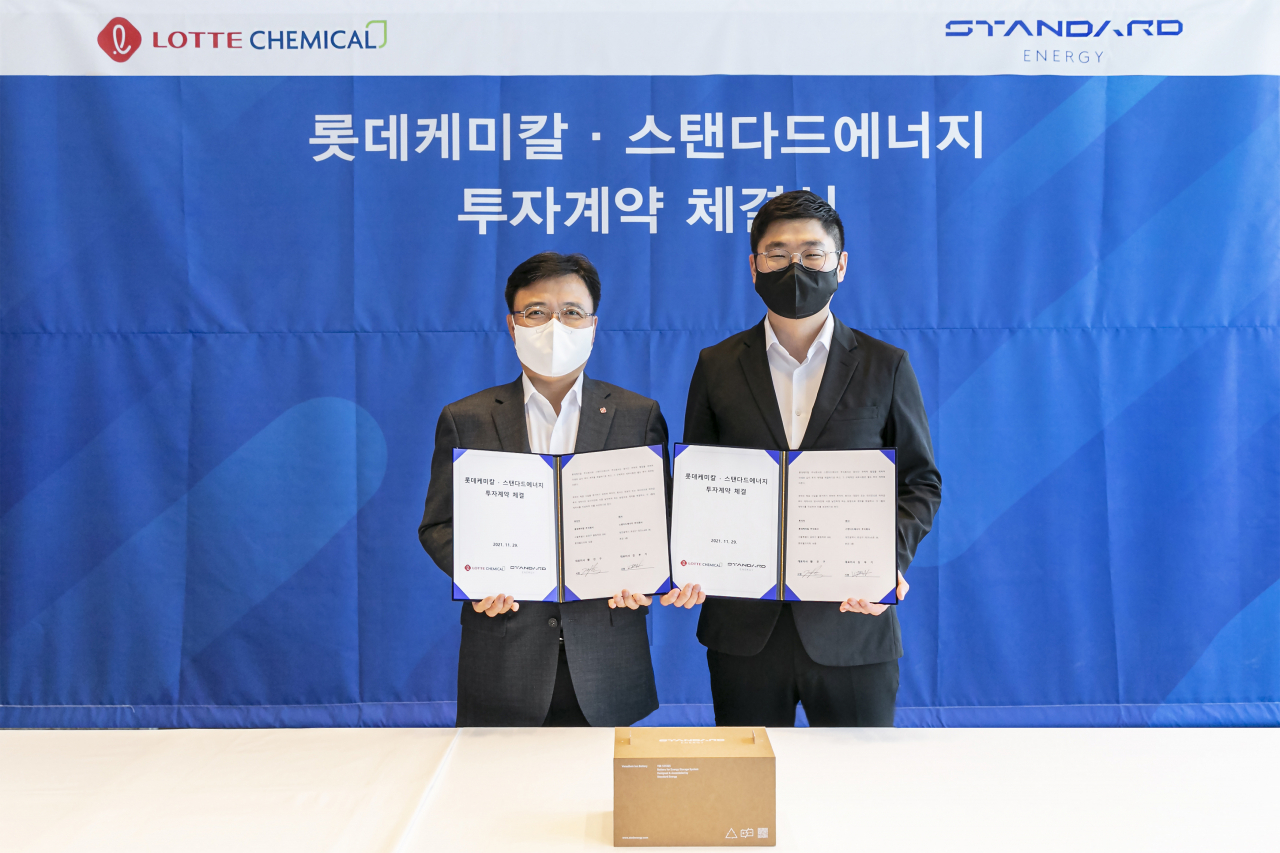 지난달 6일 롯데케미칼이 스탠다드에너지에 약 650억원을 투자해 지분 약 15%를 확보하는 내용의 투자계약 체결했다. [롯데케미칼 제공]