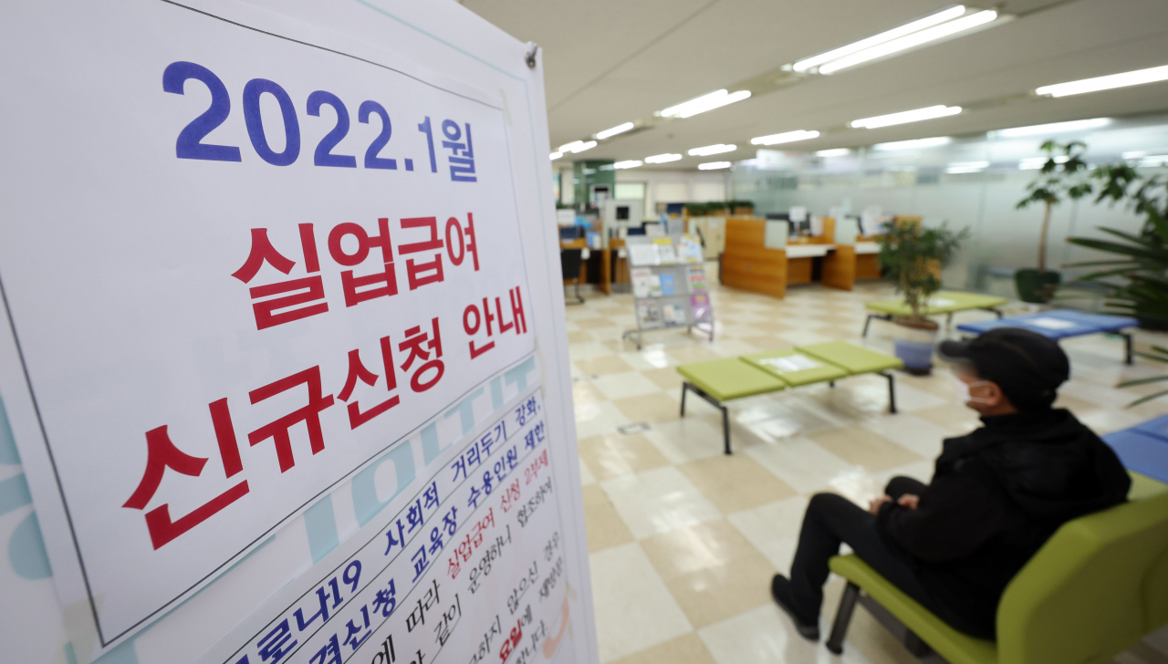 지난달 10일 고용노동부가 발표한 작년 12월 노동시장 동향에 따르면 지난달 숙박·음식업의 고용보험 가입자는 66만3천명으로, 전년 같은 달보다 1만2천명(1.8%) 증가한 것으로 나타났다. 구직급여(실업급여) 지급액은 작년 9월부터 4개월 연속으로 1조원을 밑돌았다. 사진은 지난달 10일 오후 서울 중구 고용복지플러스센터 모습. [연합]