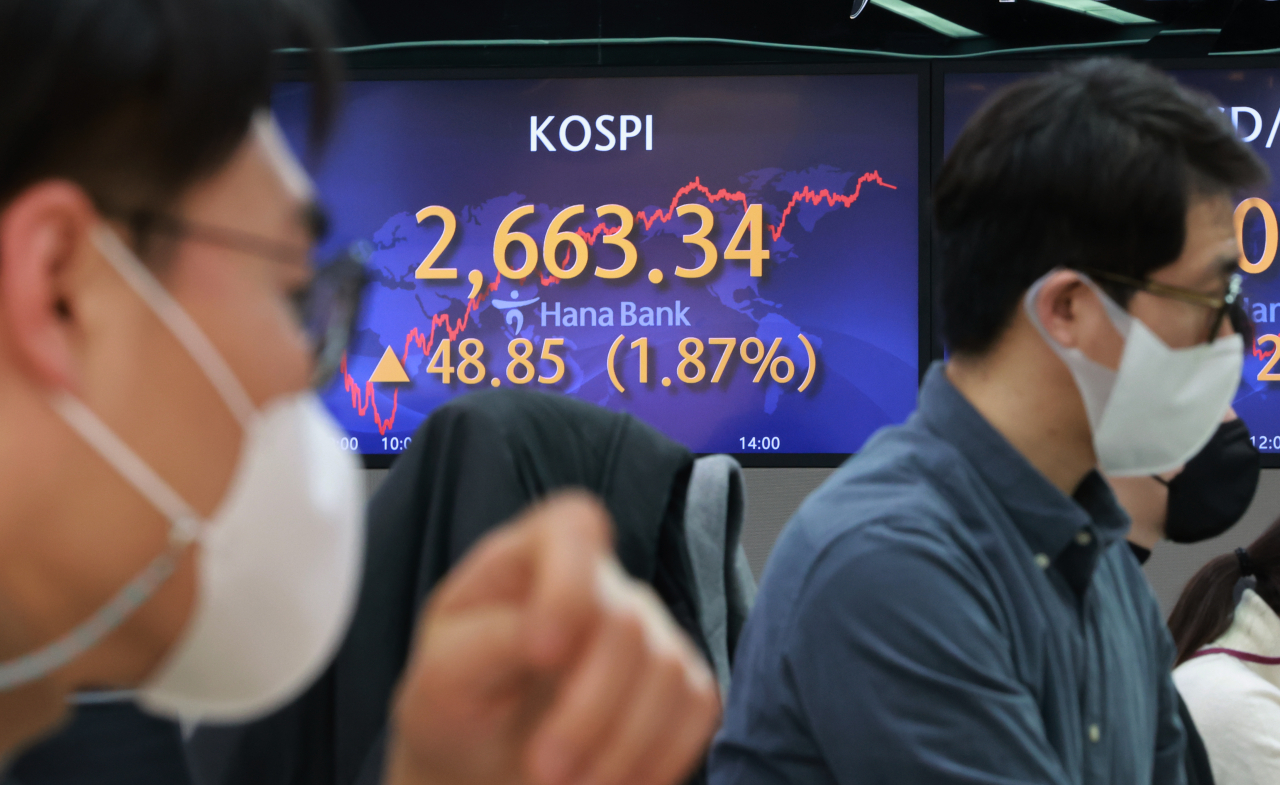 지난달 28일 오후 서울 중구 을지로 하나은행 본점 딜링룸 현황판에 코스피 종가가 표시돼 있다. [연합]